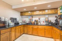 Super 8 by Wyndham Metairie - parking