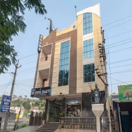 Hotel Sri Shiva Shakti Отели рядом с достопримечательностью «Sri Mukeshwara Swamy Temple, Sri Kalahasti»