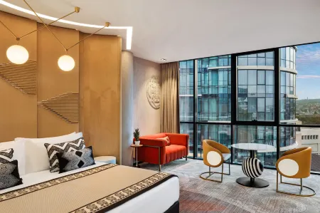 Paragraph Freedom Square, a Luxury Collection Hotel, Tbilisi Отели рядом с достопримечательностью «Памятник  Церетели и Чавчавадзе»