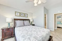 August Deals • Amazing Location • Private Deck • Pool - balcony