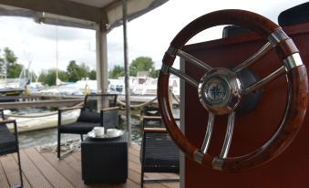 Time Out on the Havel - Houseboat "nautikhus"