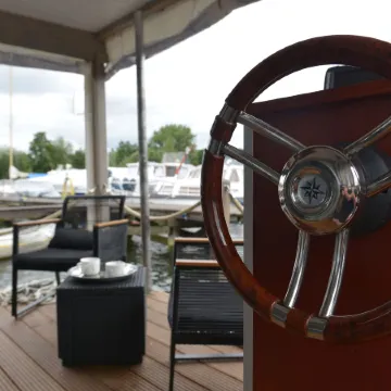 Time Out on the Havel - Houseboat "nautikhus"