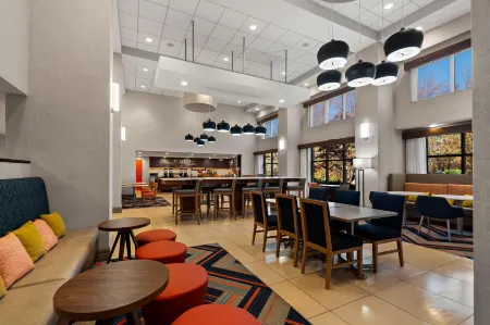 Hampton Inn & Suites by Hilton Fort Belvoir Alexandria South Отели рядом с достопримечательностью «Exxon»