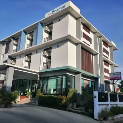 Baan Thanthip Hotel Отели рядом с достопримечательностью «Храм Тхунг Сетхи»
