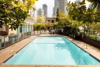 Executive Suites Hotel & Conference Center, Metro Vancouver - Pools