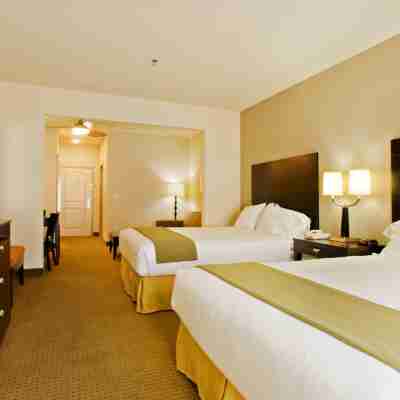 Holiday Inn Express & Suites Shamrock North Rooms