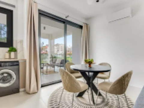 Sanders Triple - Lovely 1-Bdr. Apt. with Balcony