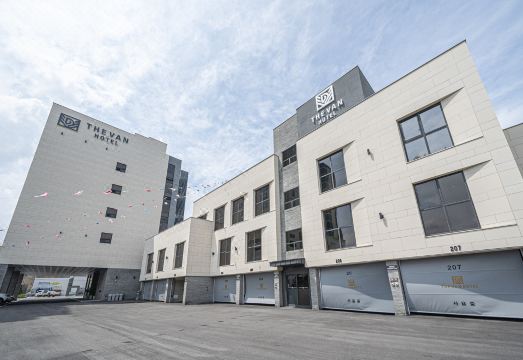 밀양 더반 호텔의 잘 정돈된 침대와 인테리어 이미지