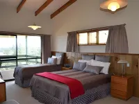 Endeavour Lodge Hotels near Ball Bay
