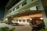 Aadrika Residency & Tandoor N Curry فنادق في Sehmalpur