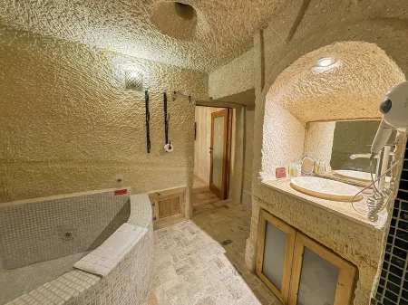 Sur Cave Hotel Отели рядом с достопримечательностью «Yunak Spa at Yunak Evleri Cave Hotel»