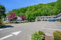 Americas Best Value Inn Torrington, CT - Parking