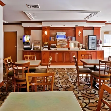 La Quinta Inn & Suites by Wyndham Meridian