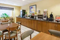 Microtel Inn & Suites by Wyndham Dickson City/Scranton - parking