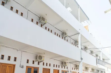 RedDoorz Syariah Near Jatisampurna Hospital Отели в г. Jatiasih