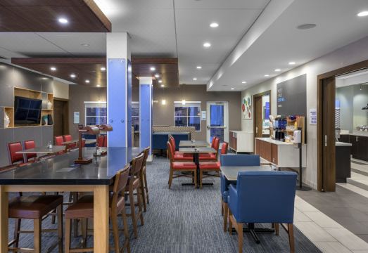 2. 홀리데이 인 익..