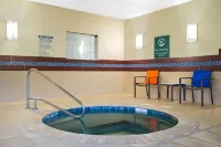 La Quinta Inn & Suites by Wyndham Pearsall - Hot Tub