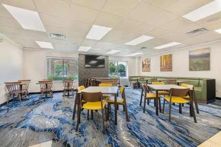 Fairfield Inn & Suites Chicago Naperville Отели рядом с достопримечательностью «Нейпер Сетлемент»