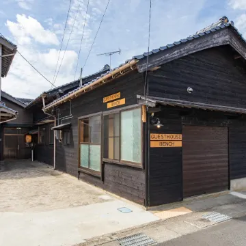 Amino Guesthouse Bench