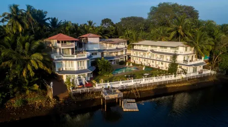 Stone Wood Riverfront Resort, Siolim