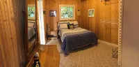 Cozy cottage overlooking Hamlin Lake, a few minutes from downtown!