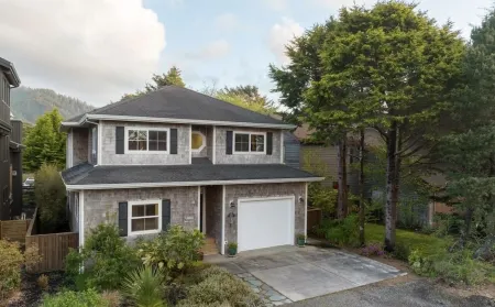 Neskowin Village Family Home, steps from the Beach Отели в г. Нескауин