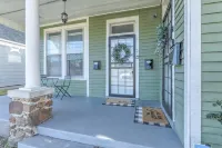 ENTIRE UNIT: Charming 1BR Midtown Oasis - Walk to Dining, Parks, and More