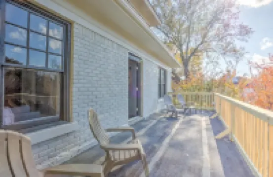 Stylish Vintage Apartment in Midtown Close to All!