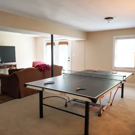 “Whole Home Near Roanoke • Ideal 10+ Night Stay - VT, Hollins Liberty Graduation Отели в г. Ботетот