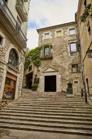 Amazing duplex near the cathedral in the heart to Girona Отели рядом с достопримечательностью «Parc de les Moreres»