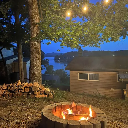 Beautiful 2 bedroom cabin with amazing lake views