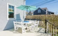 WALK to BEACH/CLIFF WALK! Fantastic Location! Newport so close! Pets OK! Deck!