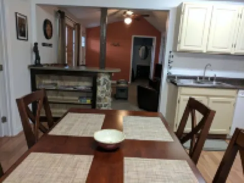 Mama Bear Cottage (Downtown Cody)