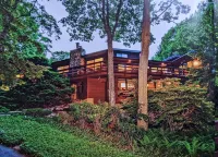 A Spacious Treetops Reunion/ Retreat/Event Venue! Sleeps 10-12. Seasonal Pool!