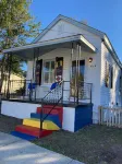Fun Quirky Cottage for 1 or 2--short drive to the beach