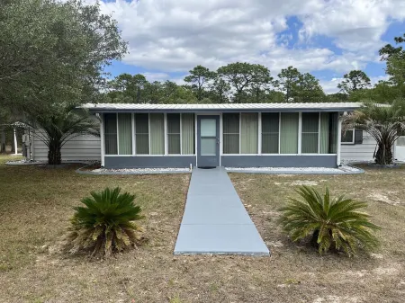 Pool, Privacy & Family Fun! Mom's Manatee House.