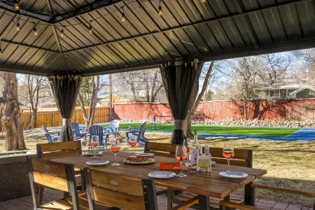 Full Size Pickleball Court - Hot Tub - Amazing Kitchen - By Lake - Book Now! Отели рядом с достопримечательностью «The Well House Assisted & Senior Living of Arvada»