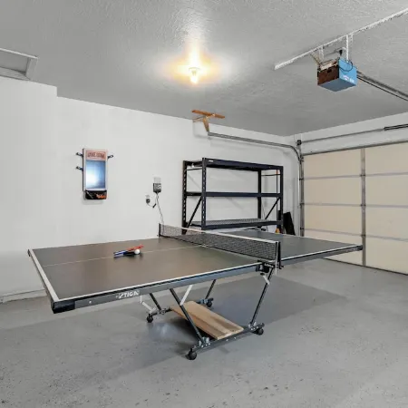 Luxurious 5-Bedroom Retreat w AC and WiFi in South Ogden.  Hot Tub Plus EV Chgr