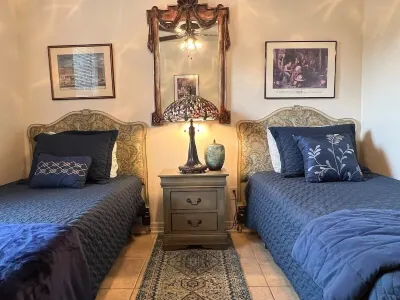 BestStays@Sapphire- a Duplex Near Hospitals large groups ok.TVs in all rooms Hotels near CHRISTUS Trinity Mother Frances Rose Stadium