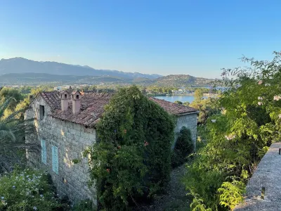 MINI VILLA 2 /4 pers. terrace, garden, private covered parking AND COMMON SWIMMING POOL