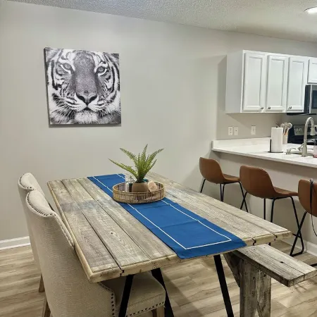 Very short walk to Downtown!  Completely renovated.  Sleeps six.