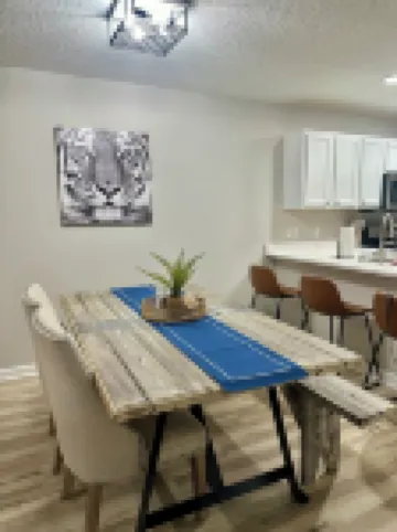 Very short walk to Downtown!  Completely renovated.  Sleeps six.