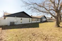 6MIN TO WILL ROGERS AIRPORT | HOT TUB | GAME ROOM | POOL TABLE Hotel in zona Mid-America Christian University