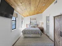 Janmother's Cabin, easy walk to The Social on Lake Martin, Castaway Island