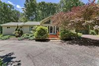 Ranch at Bear Creek Lake Jim Thorpe game room, fire pit walk to pool and lake!