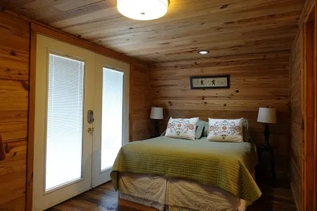 London's Mountain House - Cozy Romantic mountain cabin - easy paved road access