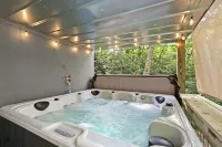 Sweet chalet hot tub pool outdoor movie screen between Banner Elk and Boone