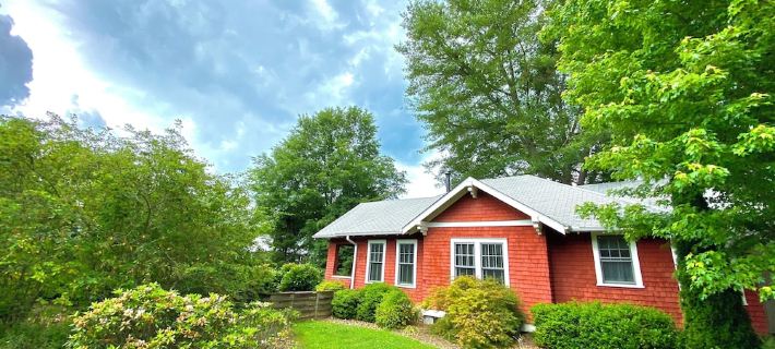 Deluxe Downtown Bungalow - fenced in yard, pet friendly. Hotéis em Brevard