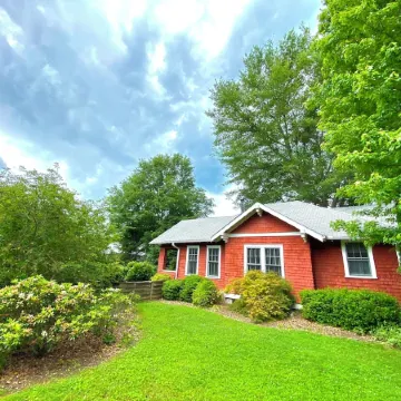 Deluxe Downtown Bungalow - fenced in yard, pet friendly.