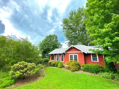 Deluxe Downtown Bungalow - fenced in yard, pet friendly. Отели в г. Бревард